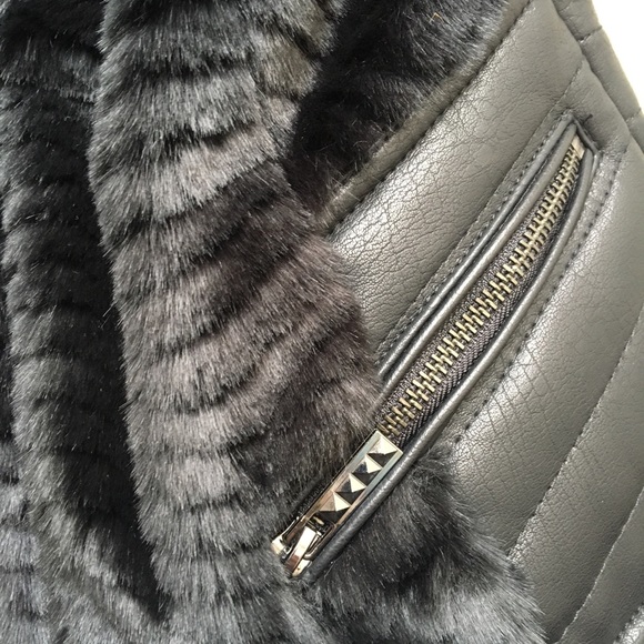 GUESS Gabby Fur Vest - Picture 7 of 8